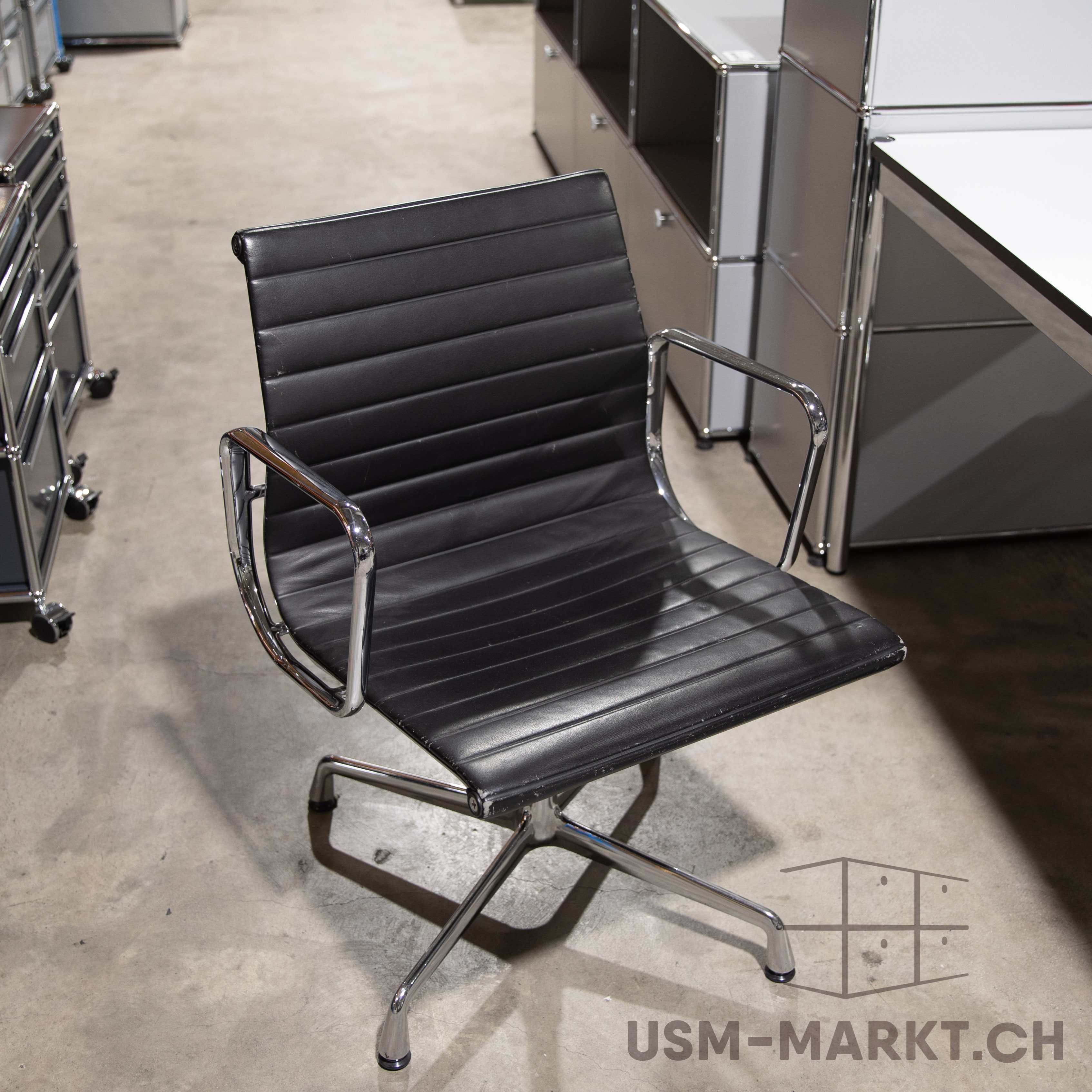 Vitra EA 108 Leder schwarz mit Armlehnen