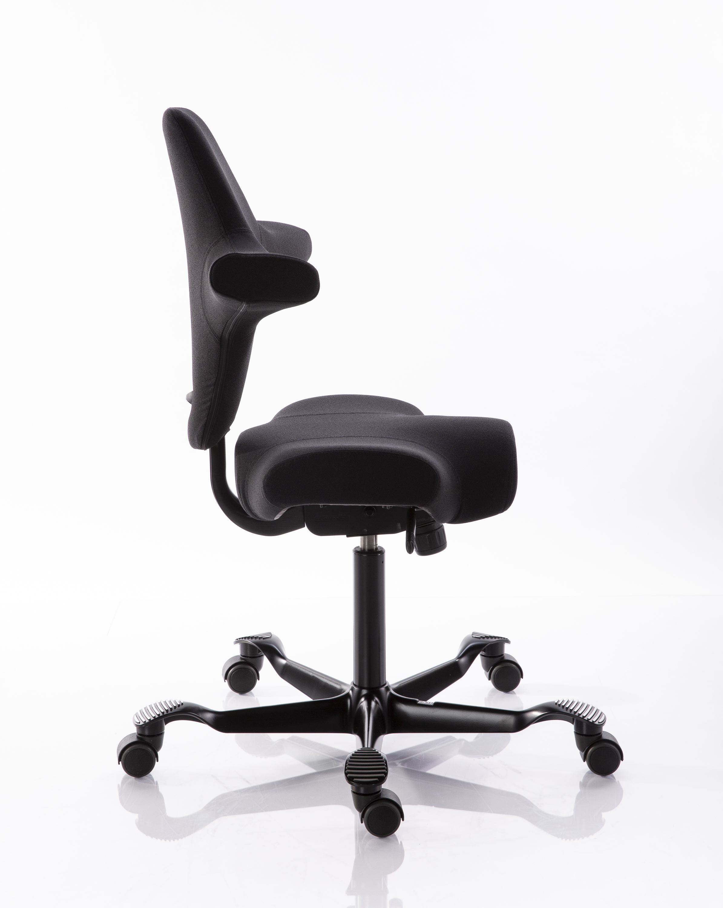 Chaise de bureau ergonomique noire vue de profil sur fond blanc brillant. Avec assise rembourrée, dossier profilé et accoudoirs courts et fixes. Piètement à cinq roulettes et vérin à gaz réglable.