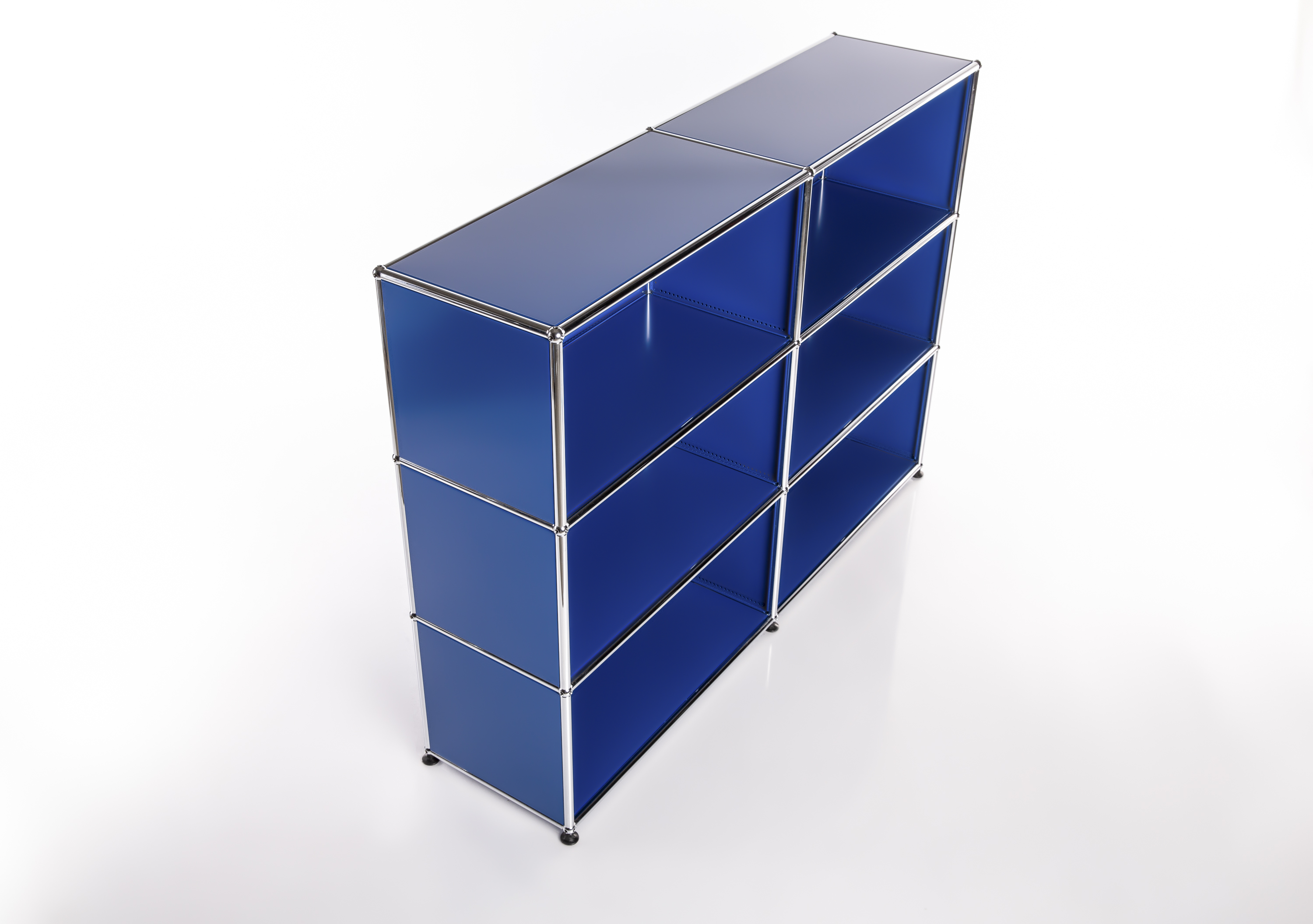 Étagère modulaire horizontale d'un bleu roi éclatant, composée de six compartiments carrés. Structure en acier chromé brillant, panneaux en tôle métallique bleu foncé. Photographiée légèrement en plongée sur fond clair.