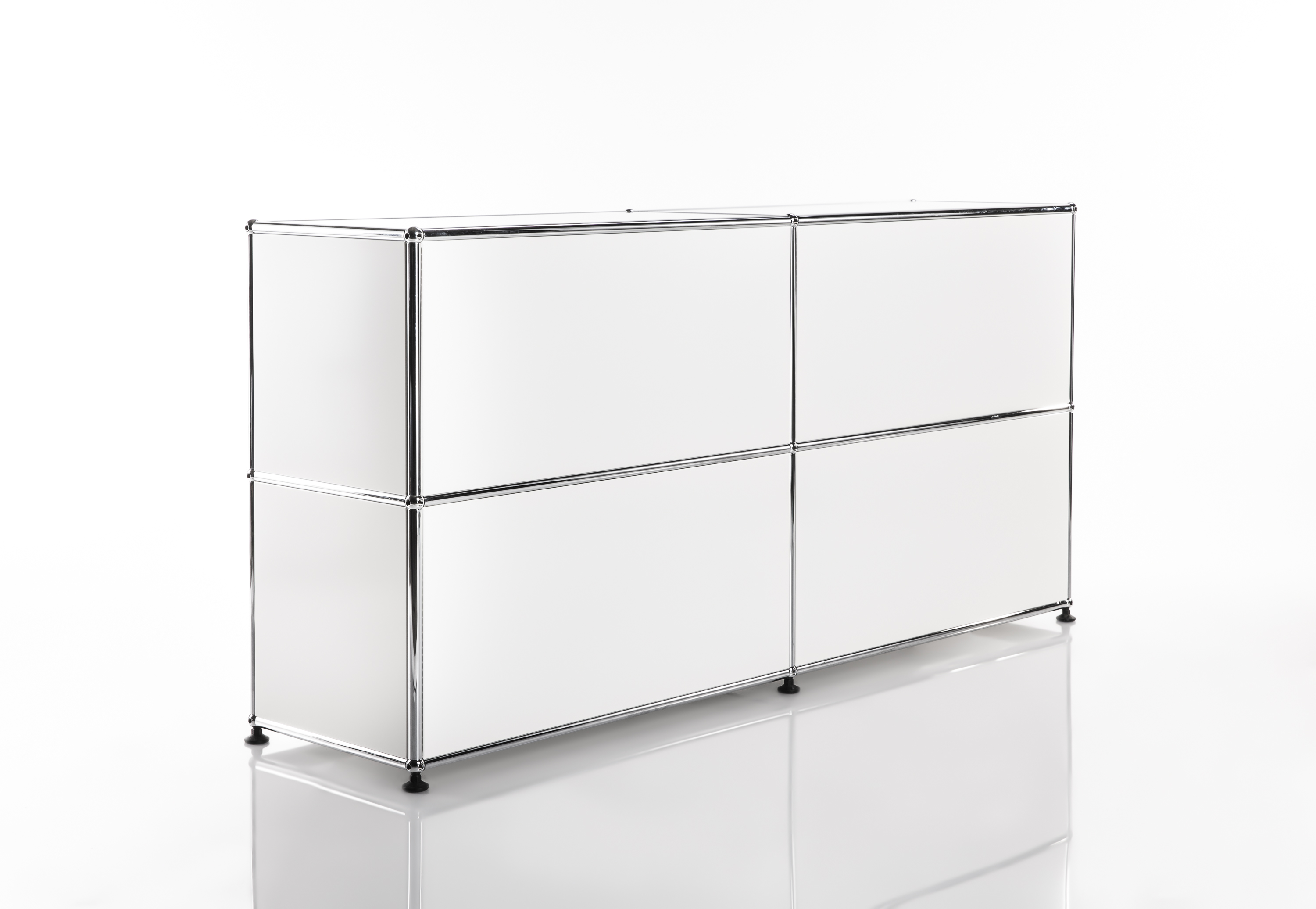 Buffet modulaire moderne blanc, doté d’un cadre chromé brillant sur fond clair. Quatre compartiments rectangulaires (2x2), chacun doté d’une façade blanche. Léger effet miroir sur la surface située en dessous.