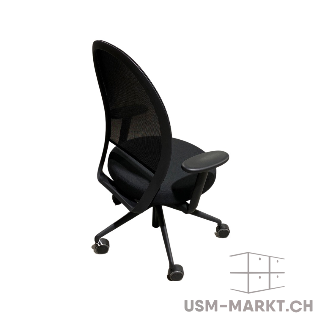Moderner, ergonomischer schwarzer Bürostuhl, leicht nach rechts geneigt. Mit atmungsaktiver Netzrückenlehne, gepolsterter Sitzfläche, bequemen Armlehnen und stabilem Fünf-Stern-Fußkreuz mit Rollen, ideal fürs Büro/Home-Office.