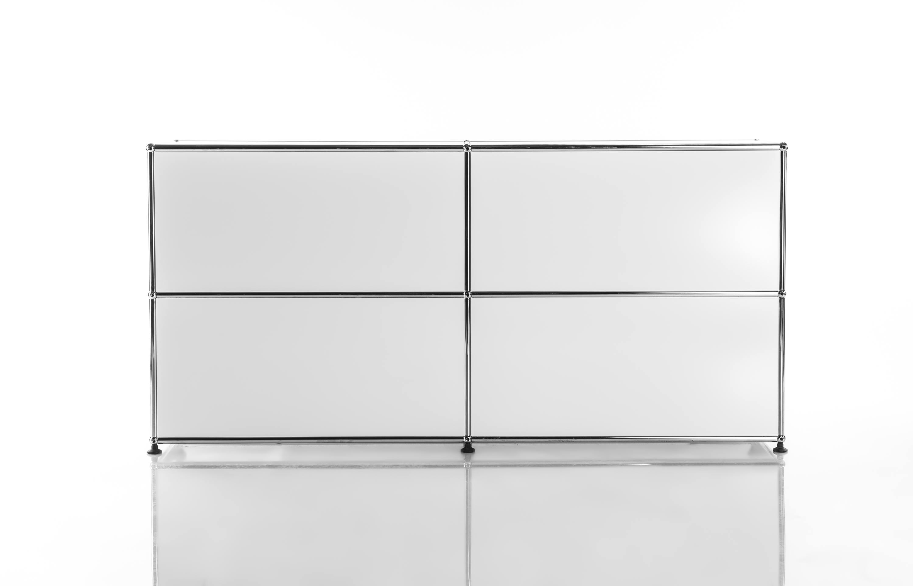Buffet moderne modulaire à quatre compartiments carrés, structure en chrome brillant et panneaux opaques blanc clair. Meuble minimaliste sur petits pieds noirs, avec léger reflet sur sol gris clair.
