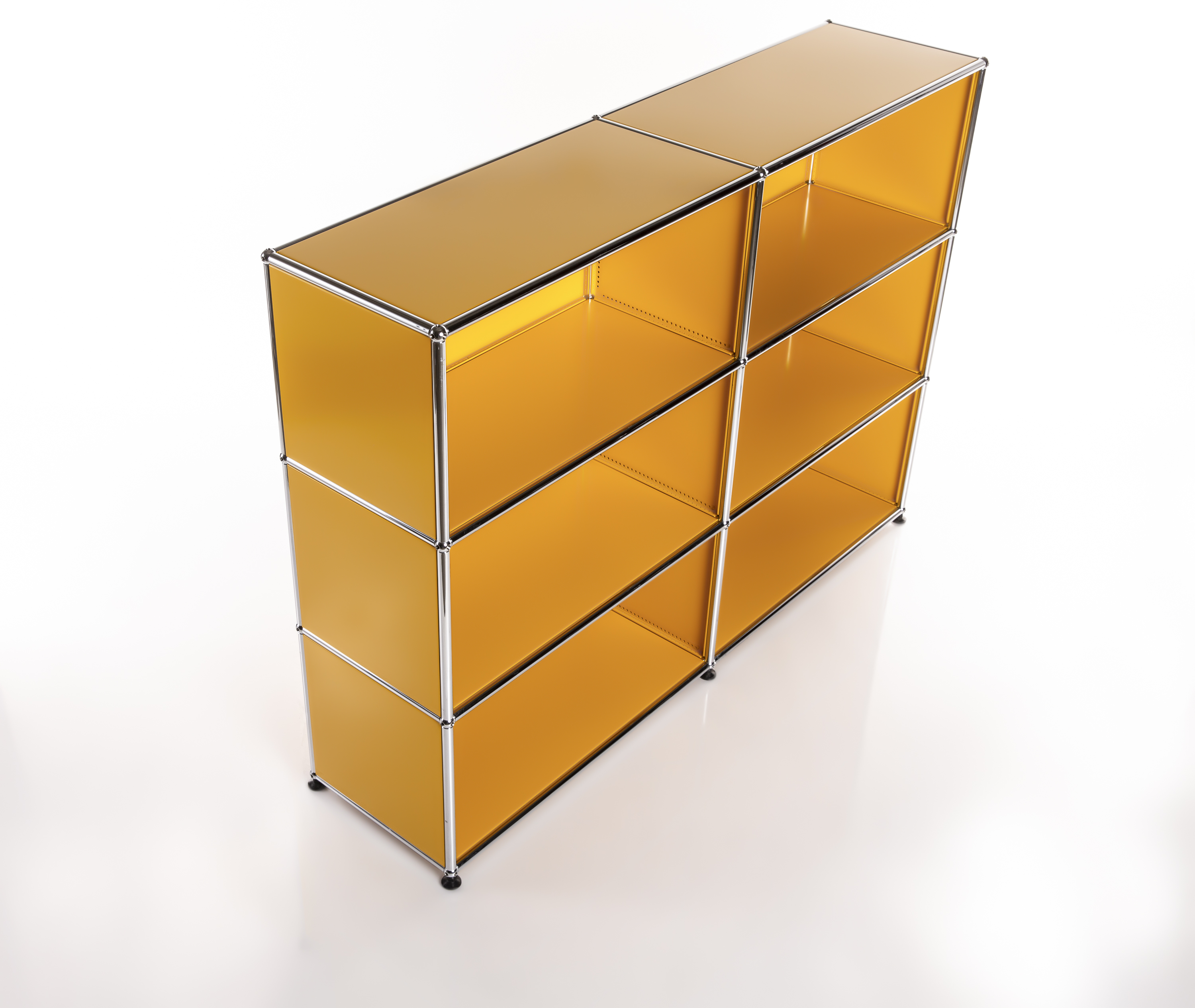 Étagère modulaire jaune orangé vif, 6 compartiments ouverts (3 rangées, 2 colonnes). Étagères et côtés en panneaux colorés, structure en tubes d’acier chromé brillant. Sur pieds foncés, fond blanc.