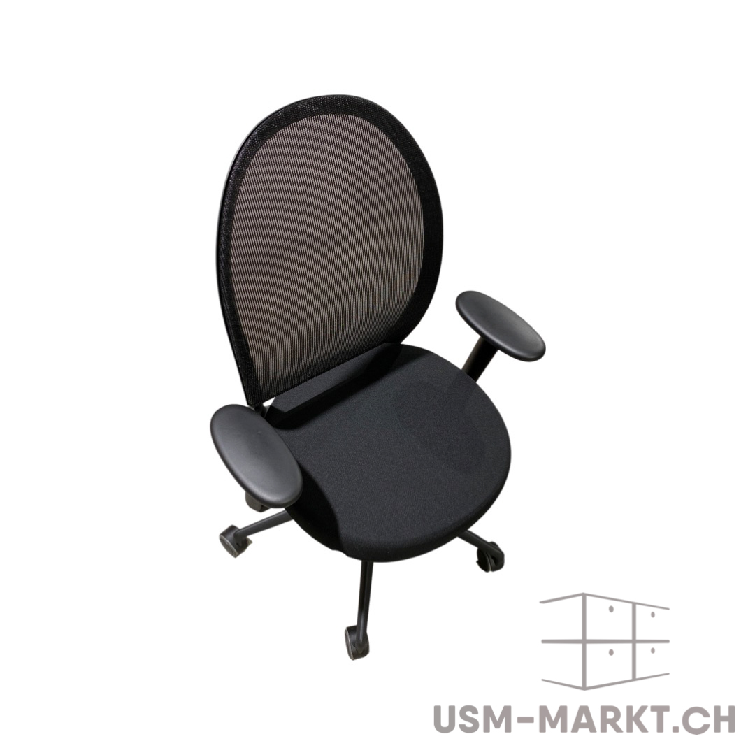 Schwarzer Bürostuhl mit ergonomischem Design vor weißem Hintergrund. Hohe Rückenlehne aus atmungsaktivem schwarzem Netzgewebe. Runde Sitzfläche mit dunklem Stoff. Mit zwei Armlehnen und Rollenkreuz mit fünf Rollen.
