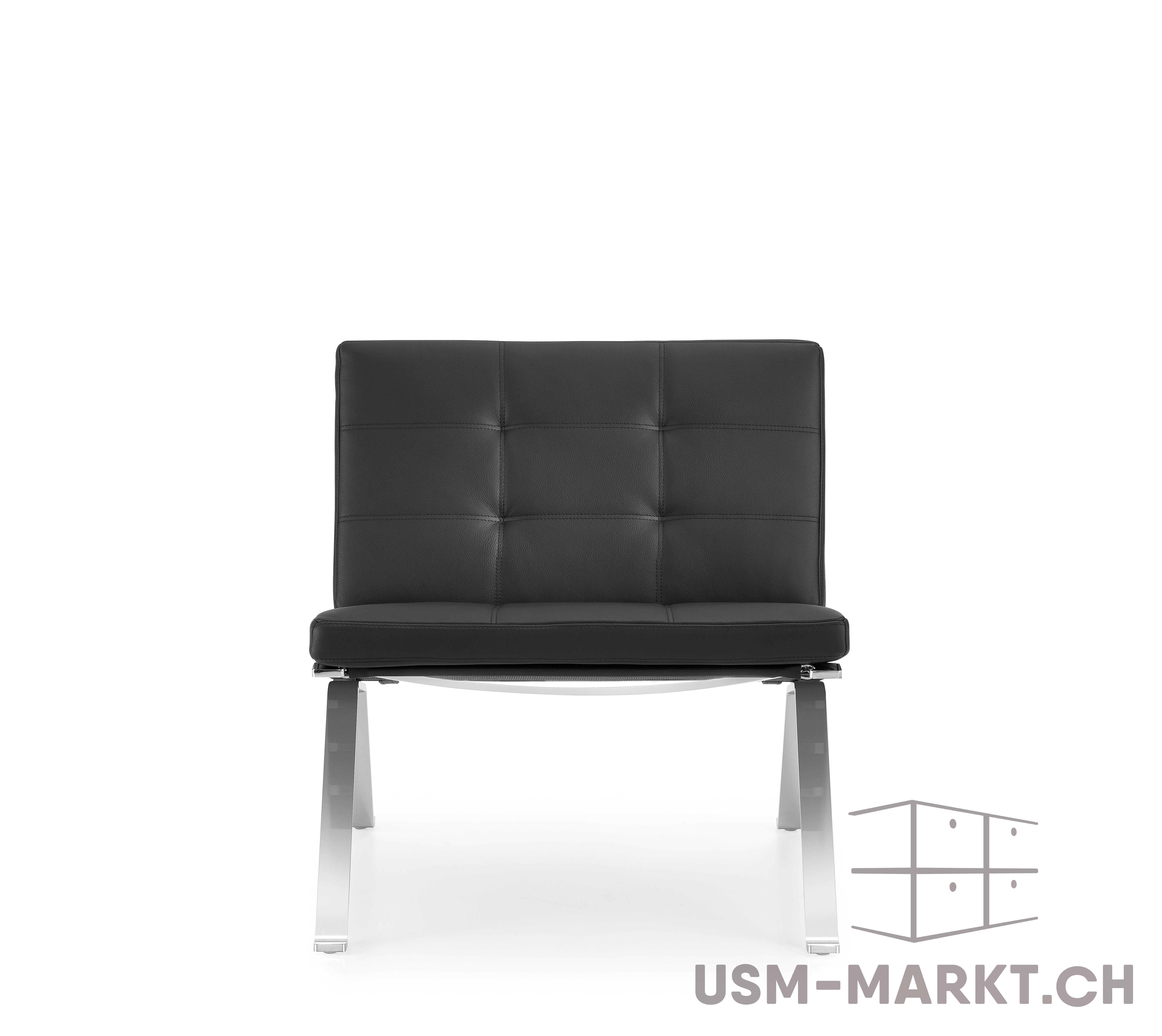 Élégant fauteuil en cuir noir au design cubique, avec dossier et assise rembourrés, tous deux surpiqués de trois rangées. Reposant sur deux larges pieds chromés brillants. Mis en valeur au centre d’un fond blanc immaculé.