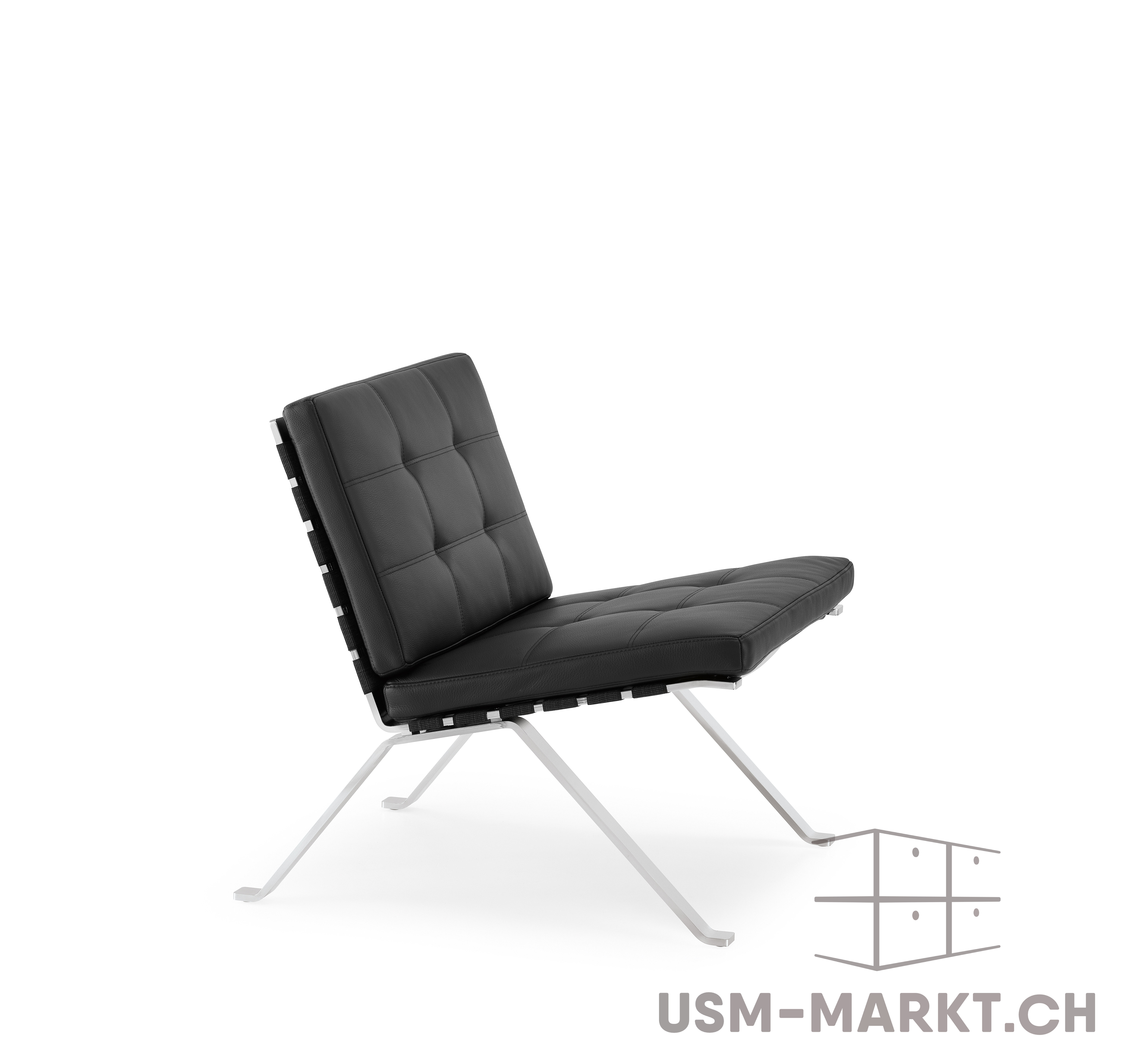 Fauteuil de salon moderne et bas, avec coussins en cuir noir matelassés de carrés sur dossier et assise. Structure métallique fine argentée à quatre pieds inclinés, donnant un aspect « en suspension ». Photo sur fond blanc.