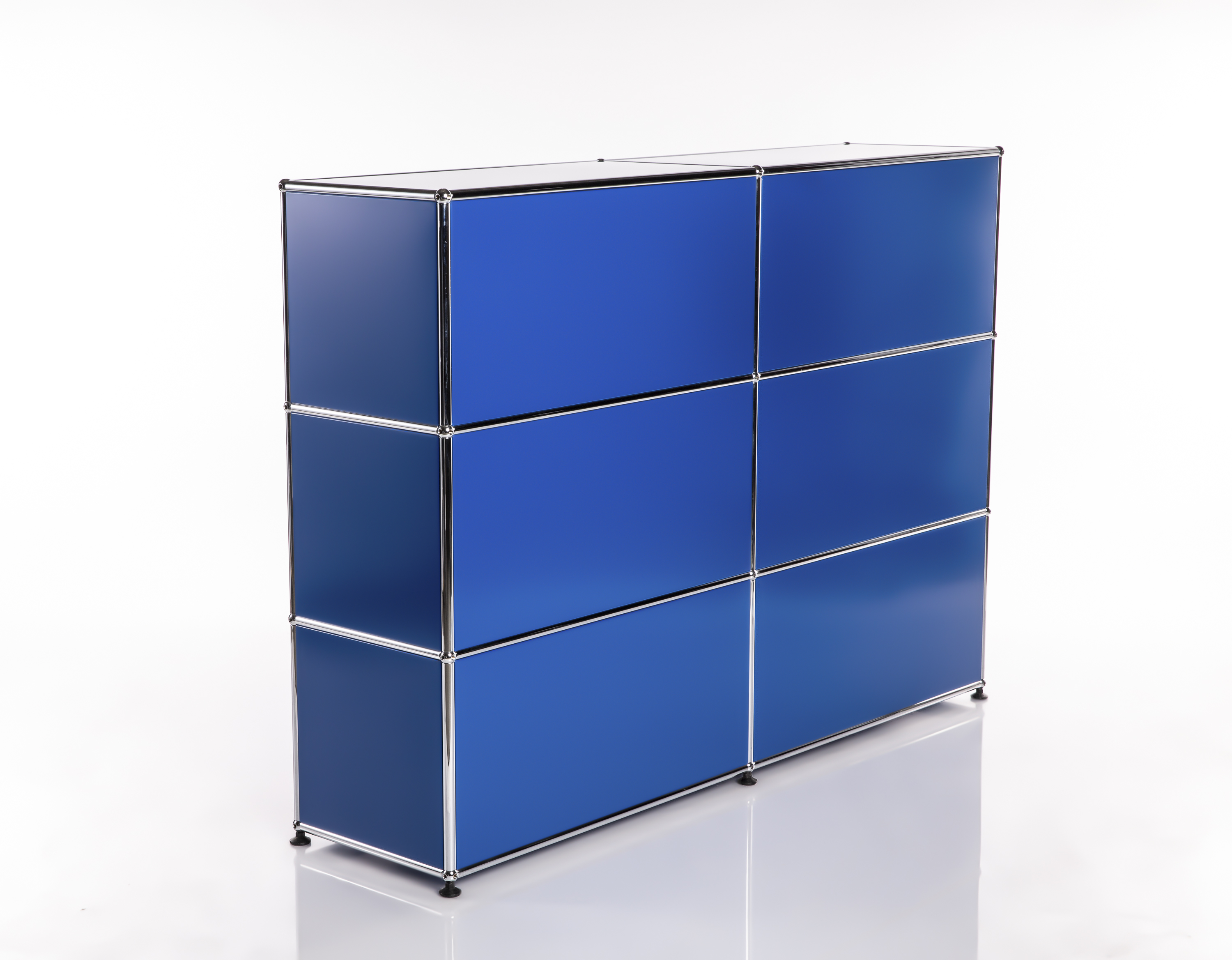 Un système d'étagères moderne et modulaire, d'un bleu royal intense, doté d'un cadre chromé brillant, composé de six compartiments disposés en trois rangées et deux colonnes. Il se détache sur un fond clair présentant un léger reflet.