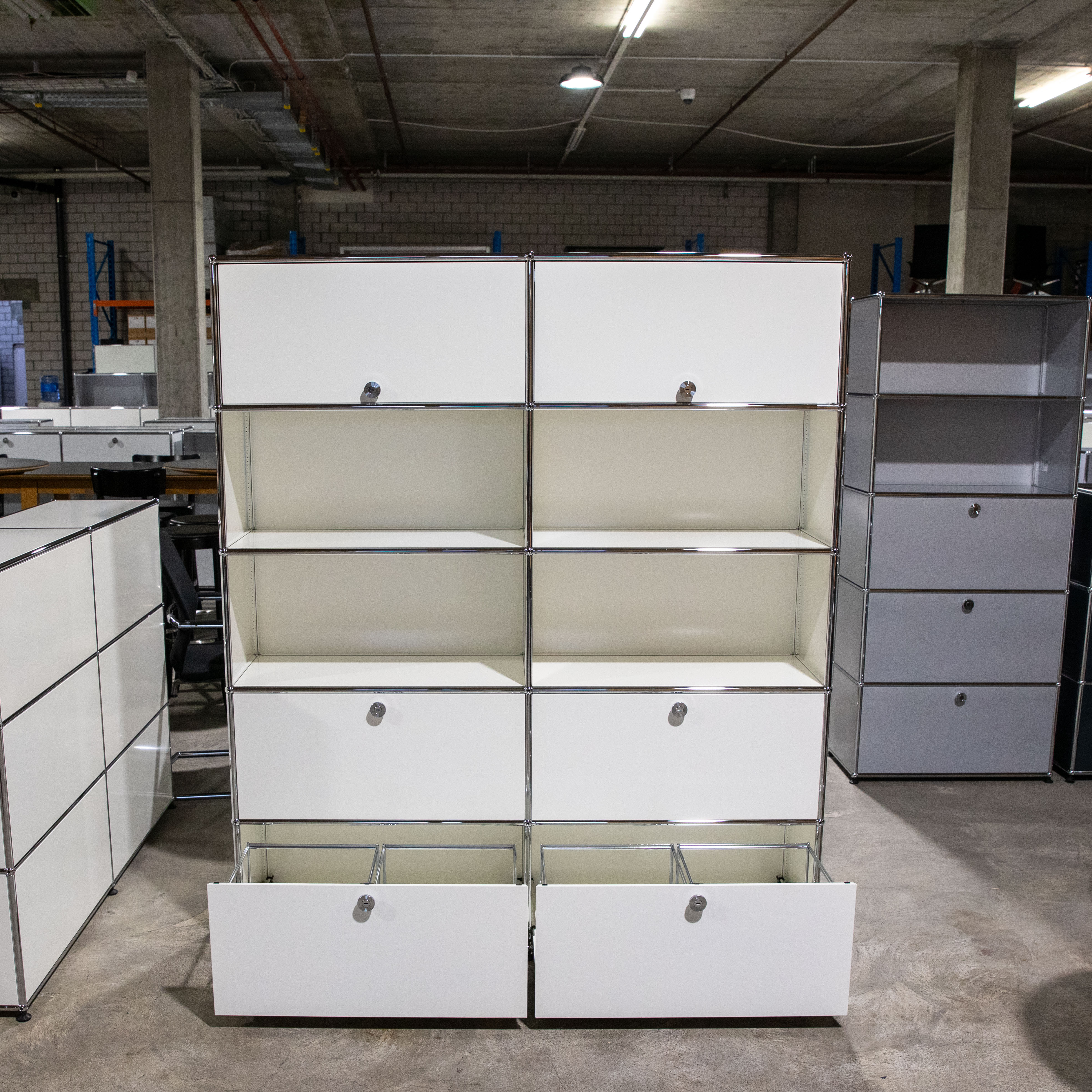Großes, weißes USM Haller Regal, modular, 2 Spalten/5 Reihen. Unten 2 offene Auszugsschubladen, darüber 2 offene Fächer. Oben 4 Klapptüren mit runden Chromgriffen. Im Lager, neuwertig.