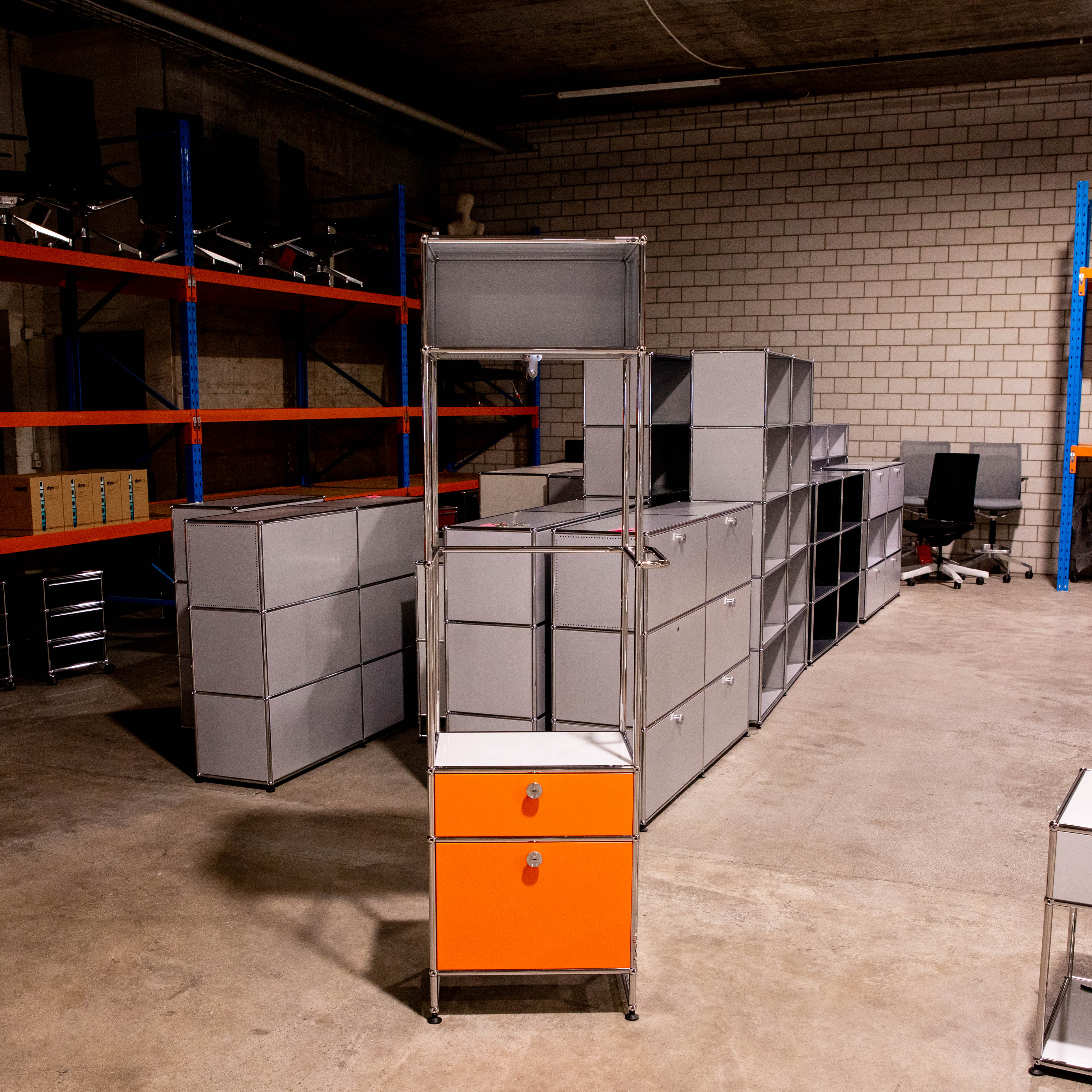 USM Haller Garderobe Orange Lichtgrau