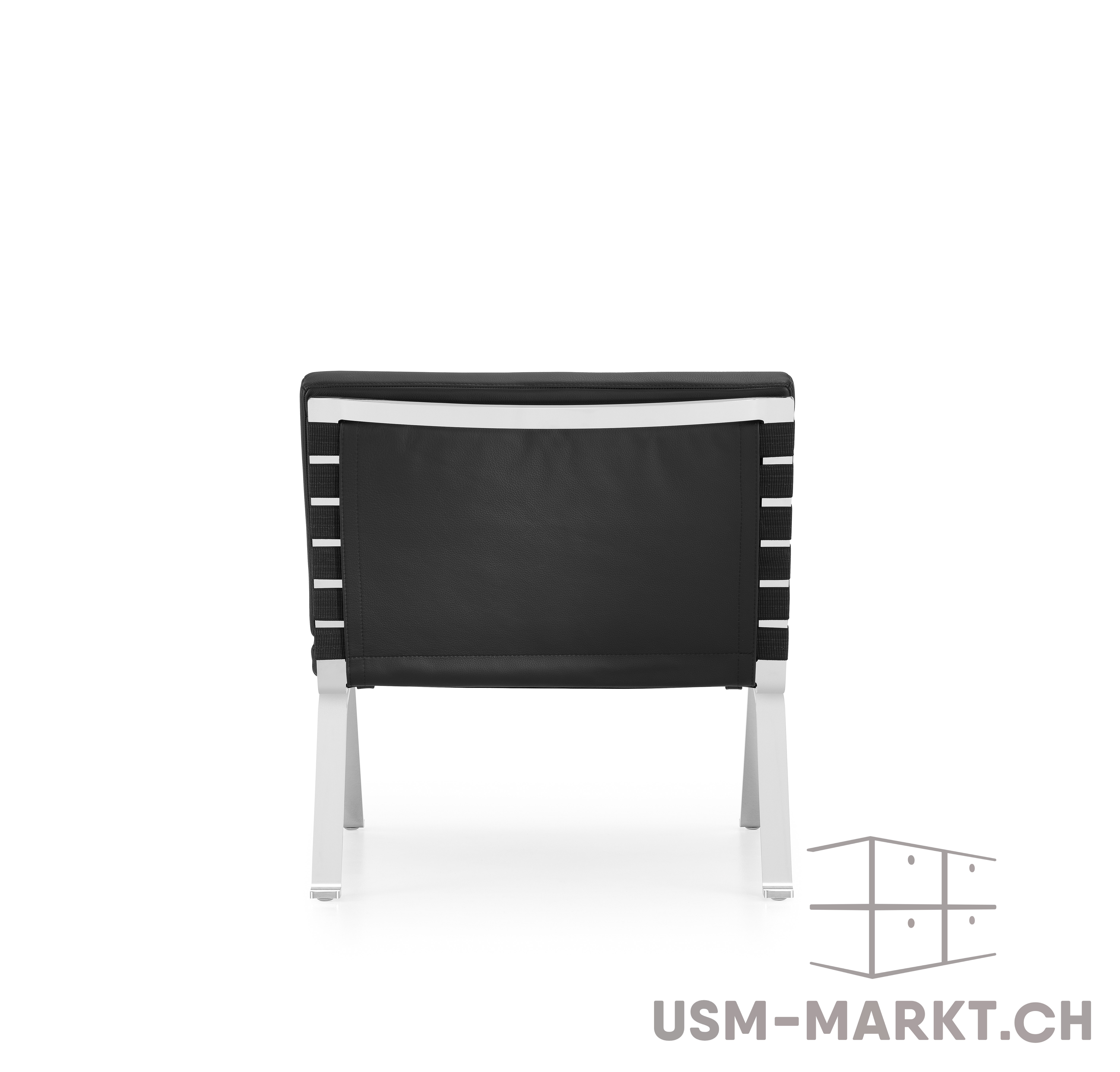 Chaise moderne vue de dos, dotée d’un cadre métallique fin de couleur argentée. Dossier et assise en matière noire (cuir ou tissu) avec des coutures apparentes. Des sangles horizontales claires assurent un maintien latéral. Pieds sur fond clair.