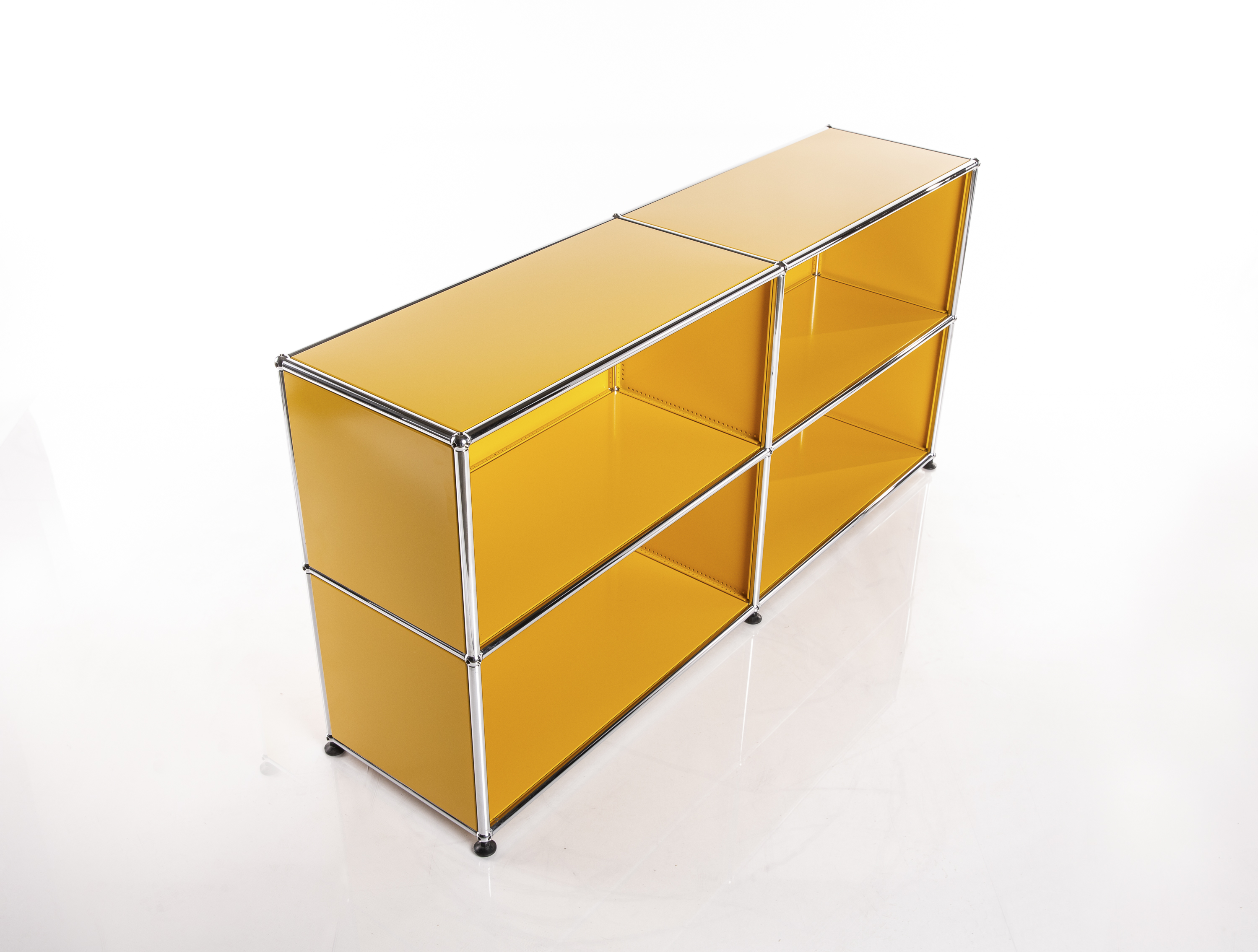 Scaffale moderno e modulare in giallo brillante con telai cromati lucidi su sfondo bianco. Due file, quattro moduli con ripiani aperti e chiusi. Spazio di stoccaggio flessibile, linee pulite e tubi cromati.