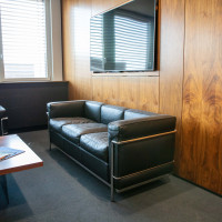 Le Corbusier LC2 3er Daunensofa von Cassina